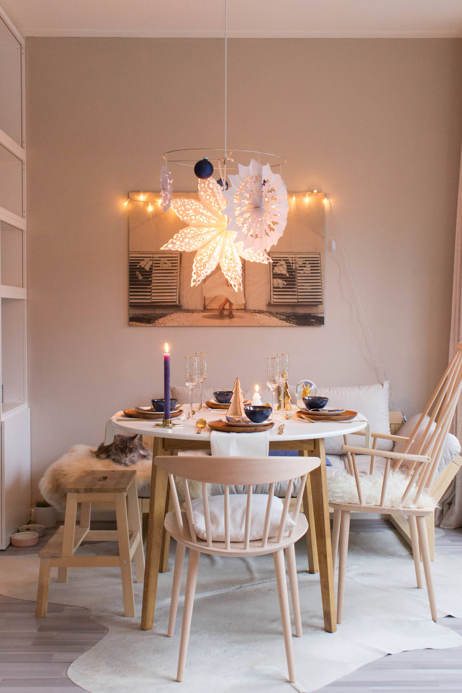 douche ondanks interieur Onze kersttafel met hout, wit, goud en blauw - Juudithhome- interieur &  styling