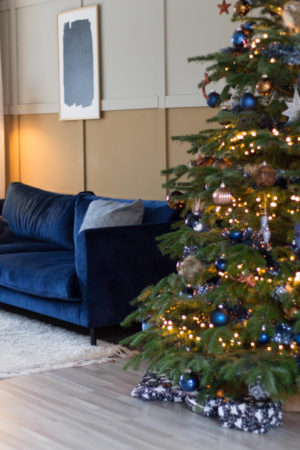 kerstboom met blauw en koper