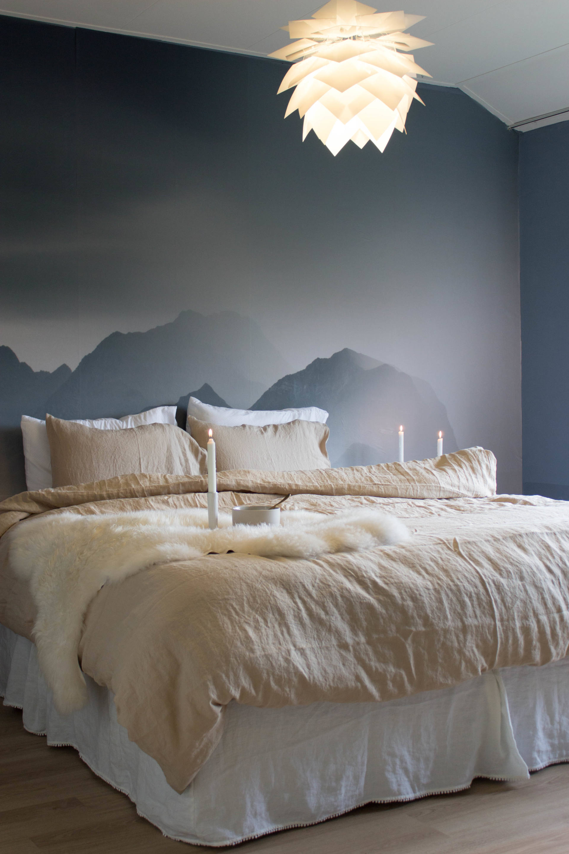 linnen dekbedovertrek in romantische slaapkamer
