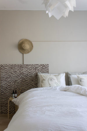 Scandinavische slaapkamer met linnenlook gordijnen