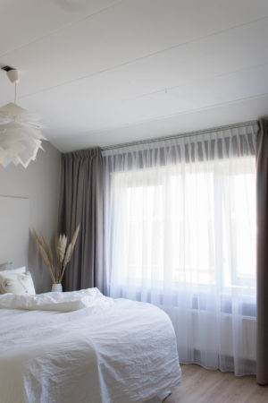 Scandinavische slaapkamer met linnenlook gordijnen
